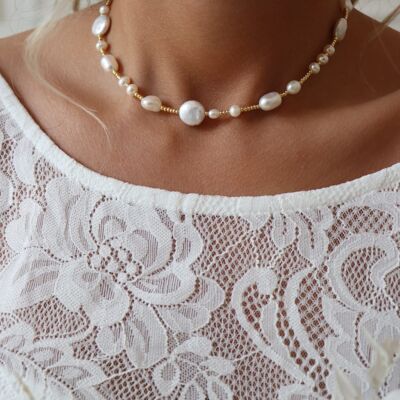 COLLIER • DIVINE •