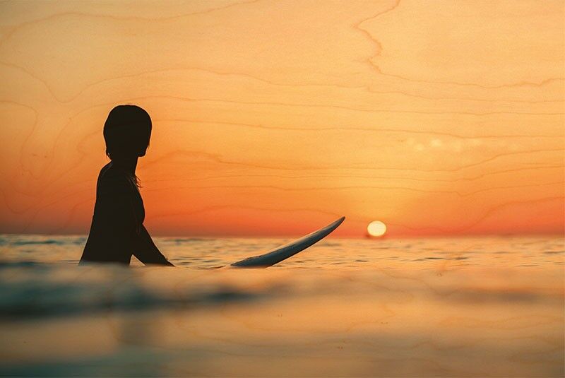 TRAMONTO DELLA CARTOLINA DEL SURFISTA IN LEGNO