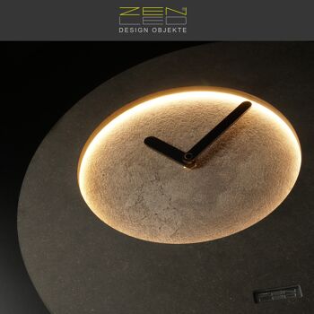 Horloge murale LED en bois modèle "LUNA" Ø40cm design lune avec cadran aspect PIERRE GRIS BÉTON; mouvement d'horlogerie silencieux sans tic-tac ; Effet lumineux 3D rétroéclairé blanc chaud avec télécommande ; déco murale bohème moderne 4