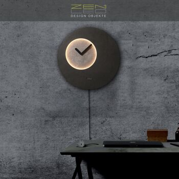 Horloge murale LED en bois modèle "LUNA" Ø40cm design lune avec cadran aspect PIERRE GRIS BÉTON; mouvement d'horlogerie silencieux sans tic-tac ; Effet lumineux 3D rétroéclairé blanc chaud avec télécommande ; déco murale bohème moderne 1