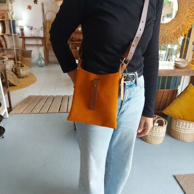 Leather Crossbag. Made of 100% Natural suede leather, 1.5 mm thick leather treated against water, it is waterproof. Opplav Pilgrim4.(Pumpkin Orange)