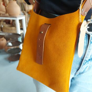 Sac à bandoulière en cuir. Fabriqué en cuir suédé 100% naturel, cuir de 1,5 mm d'épaisseur traité contre l'eau, il est imperméable. Opplav Pilgrim4.(Citrouille Orange) 2