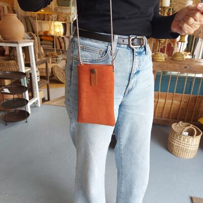 Suede phone Crossbag. Made of 100% Natural suede leather, 1.5 mm thick leather treated against water, it is waterproof-Opplav Pilgrim Phone.(Coral)