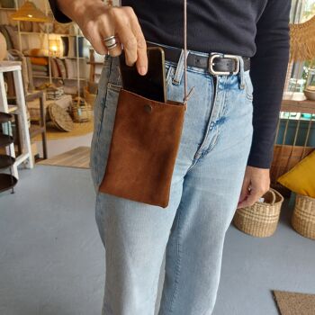 Sac à bandoulière en daim pour téléphone. Fabriqué en cuir suédé 100% naturel, cuir de 1,5 mm d'épaisseur traité contre l'eau, il est étanche Opplav Pilgrim Phone.(Tabacco Brown) 2