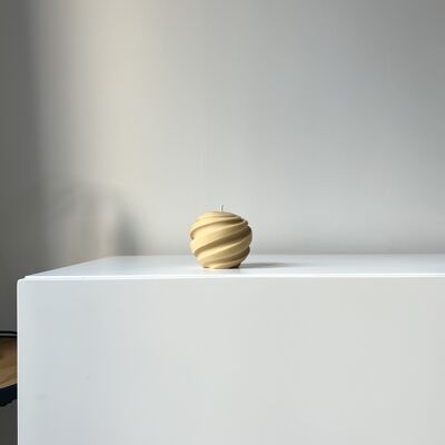 Vela de bola decorativa en forma de remolino en sol toscano