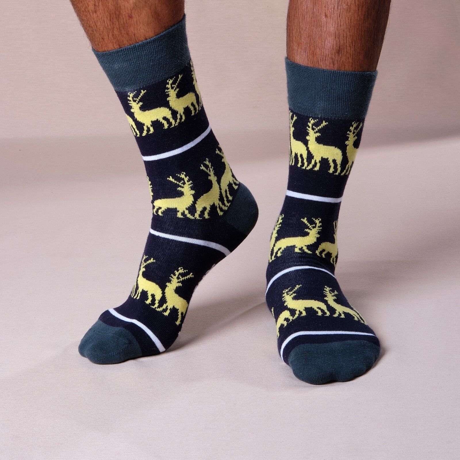 Goldenes Rentier. Weihnachtssocken. Unisex