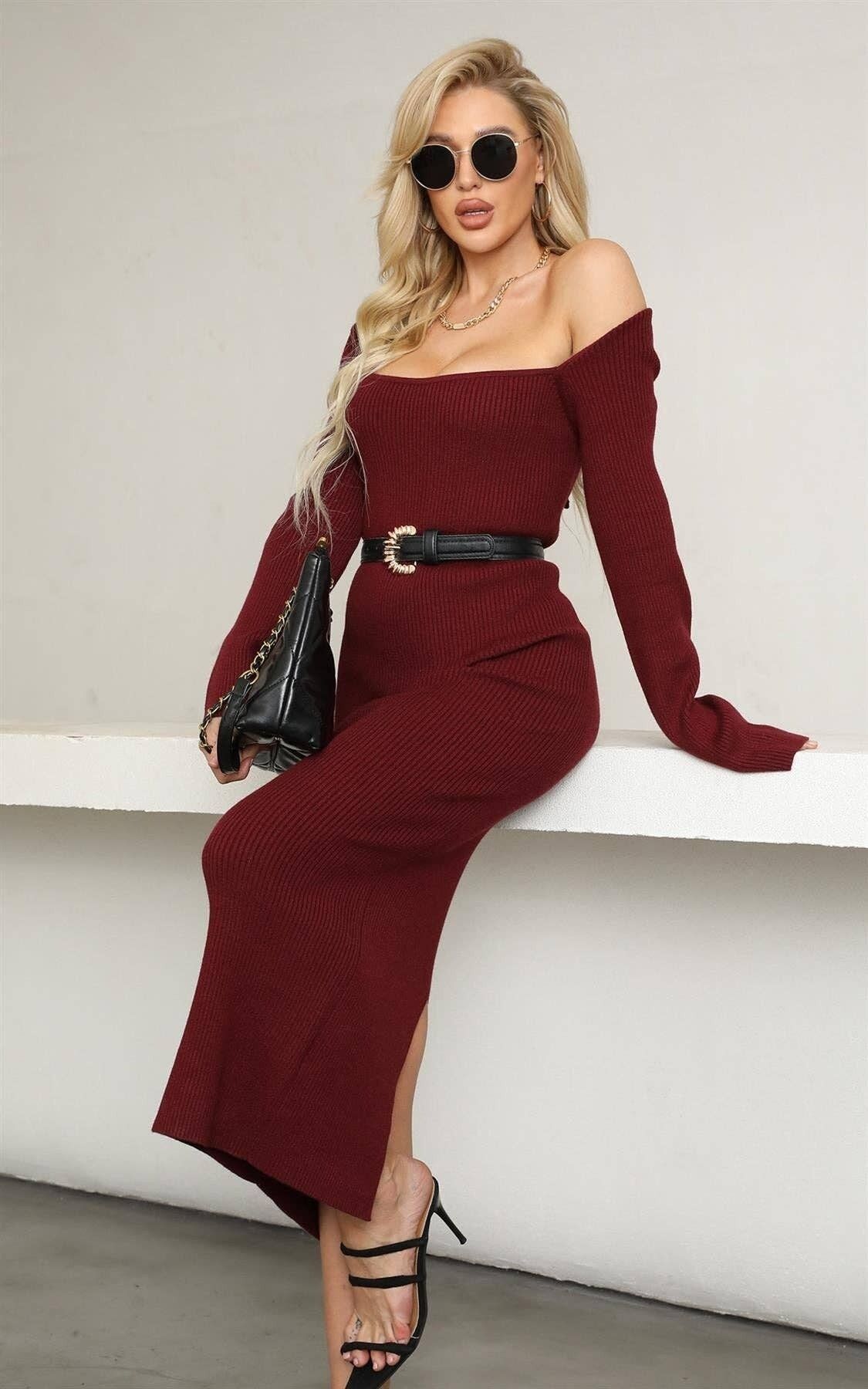 Abito in maglia con dettaglio cravatta sul retro e spacco color vino