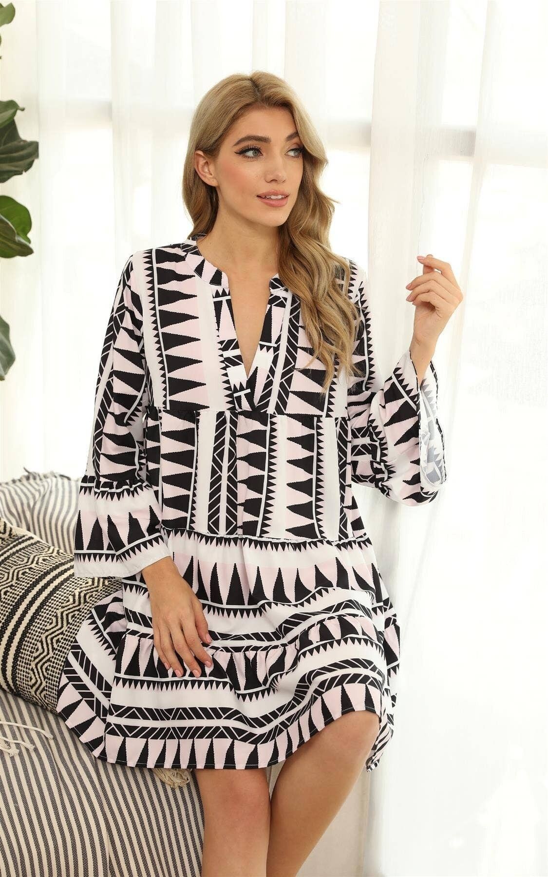 Mini abito azteco con scollo a V e volant nero e rosa in bianco