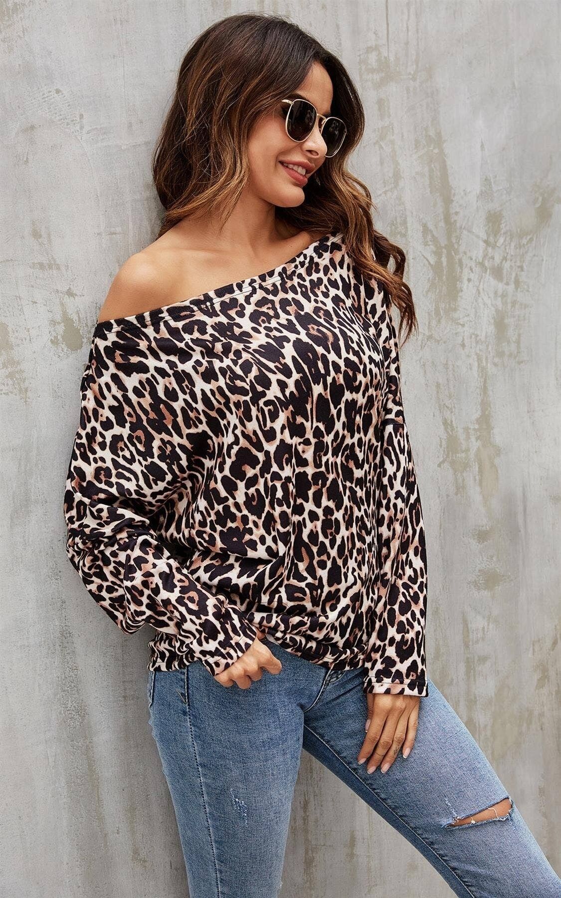 Top nero a maniche lunghe con stampa animalier in beige