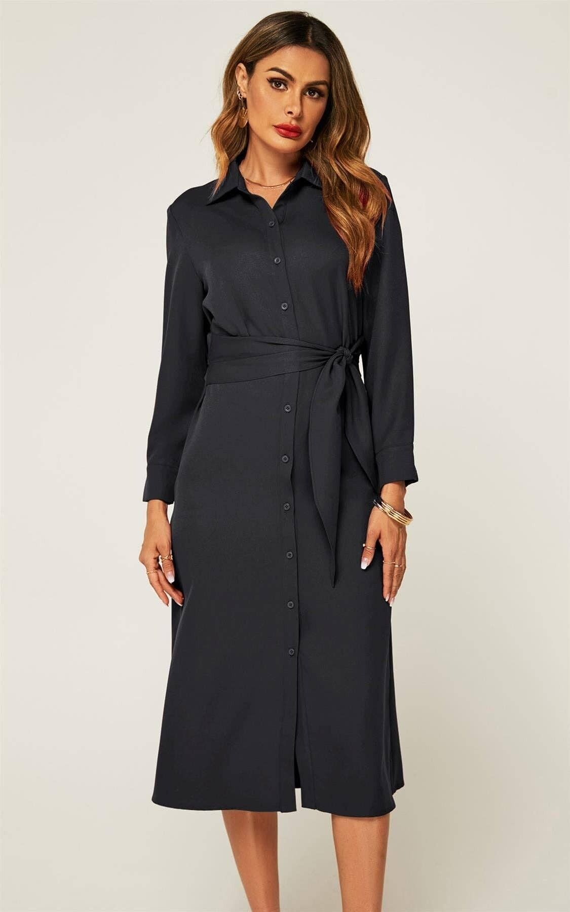 Robe chemise mi-longue noire avec ceinture nouée