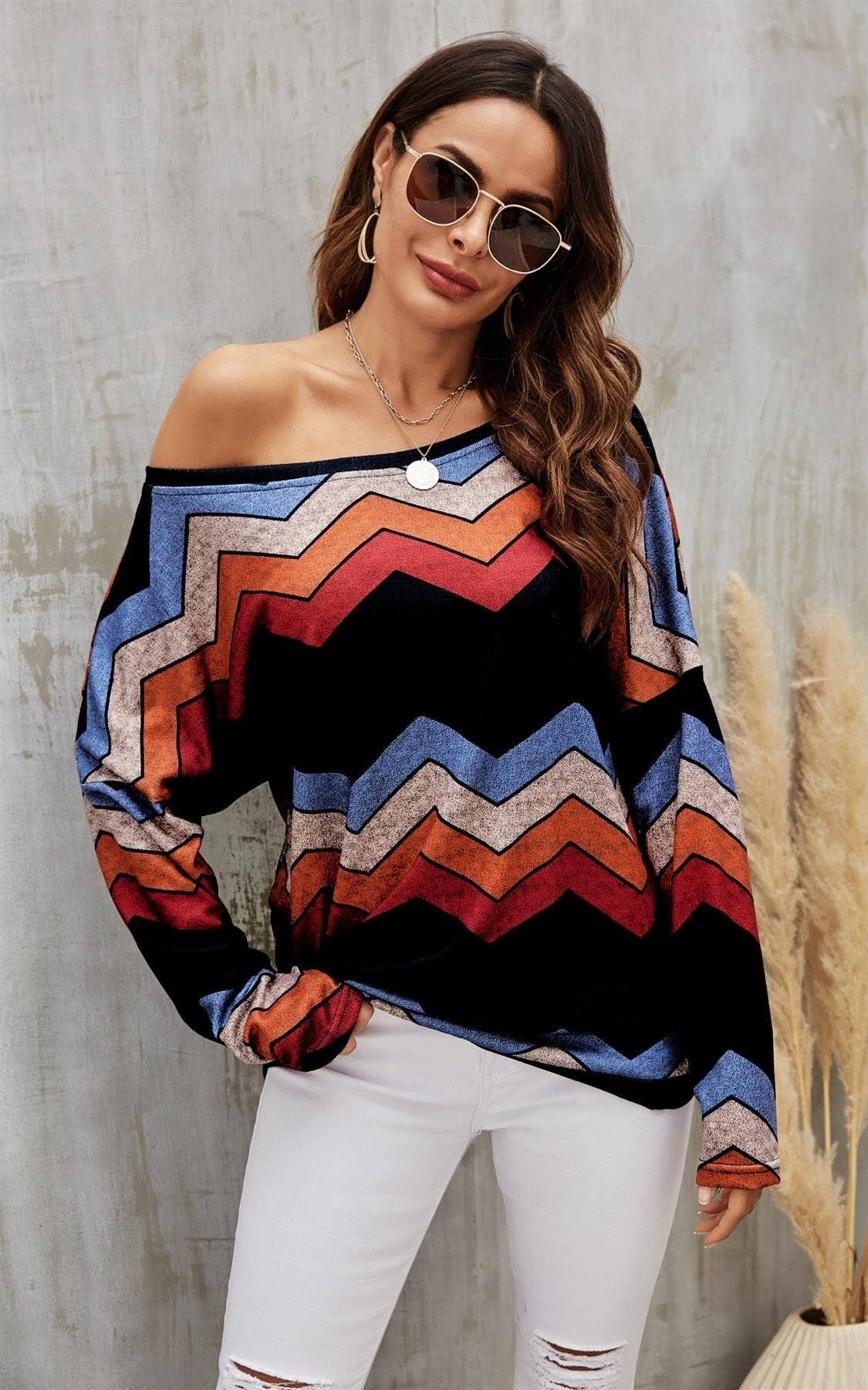 Top a righe blu e arancioni e rosse in nero