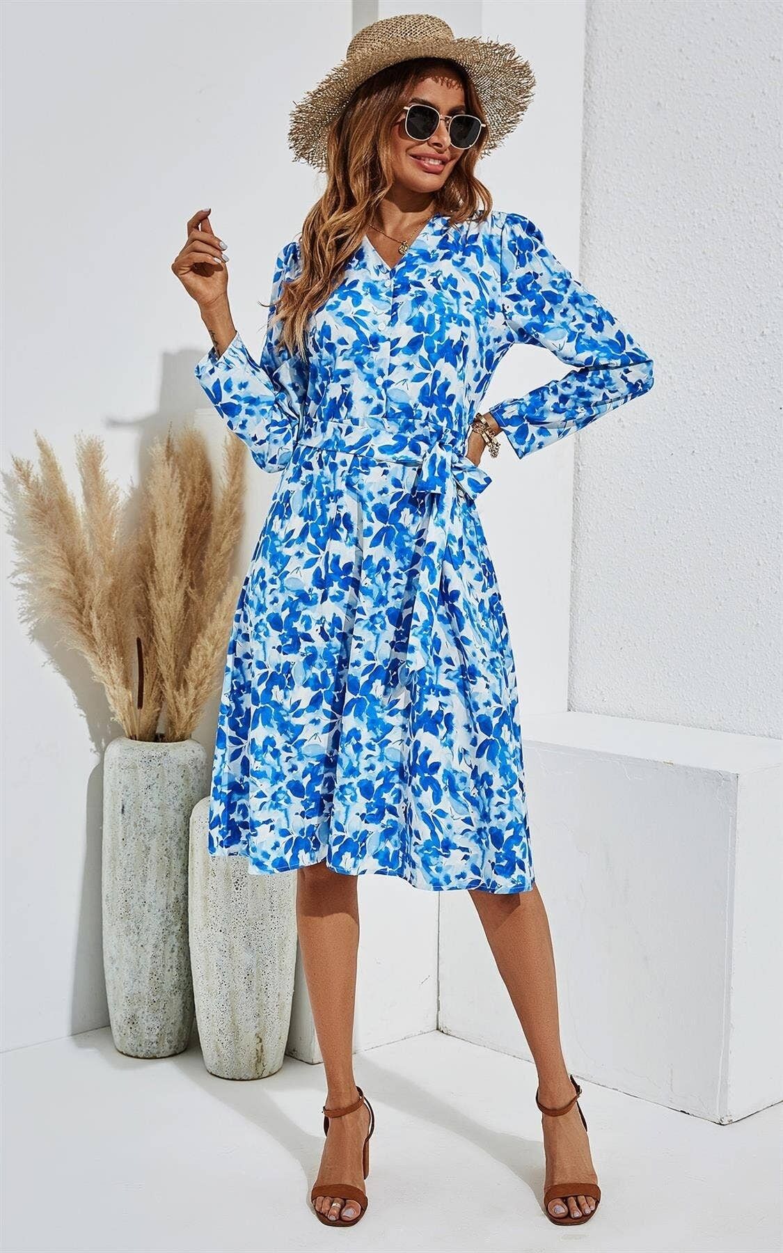 Abito a maniche lunghe avvolgente con stampa floreale blu in bianco