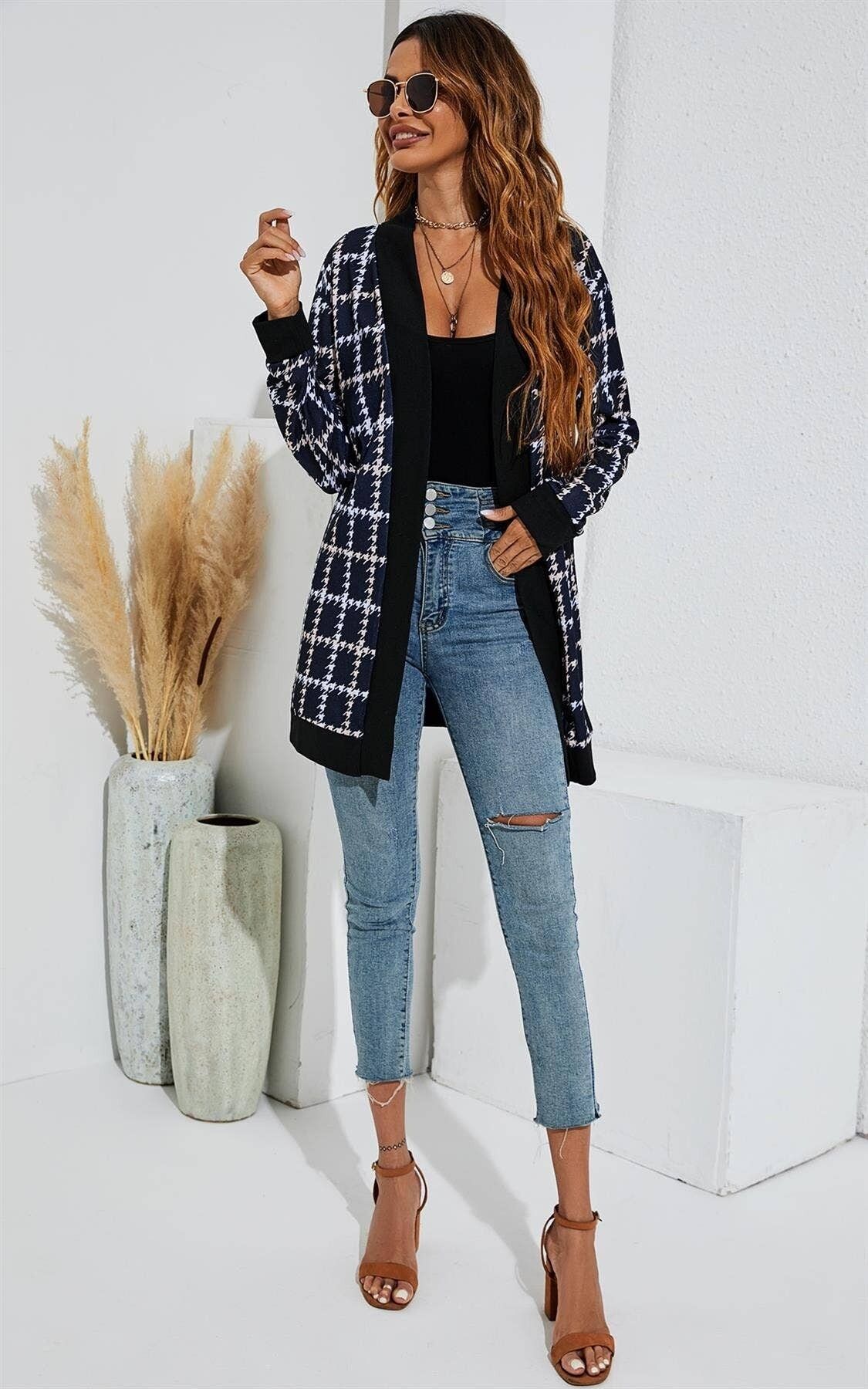 Cardigan oversize a quadri in nero, beige e bianco