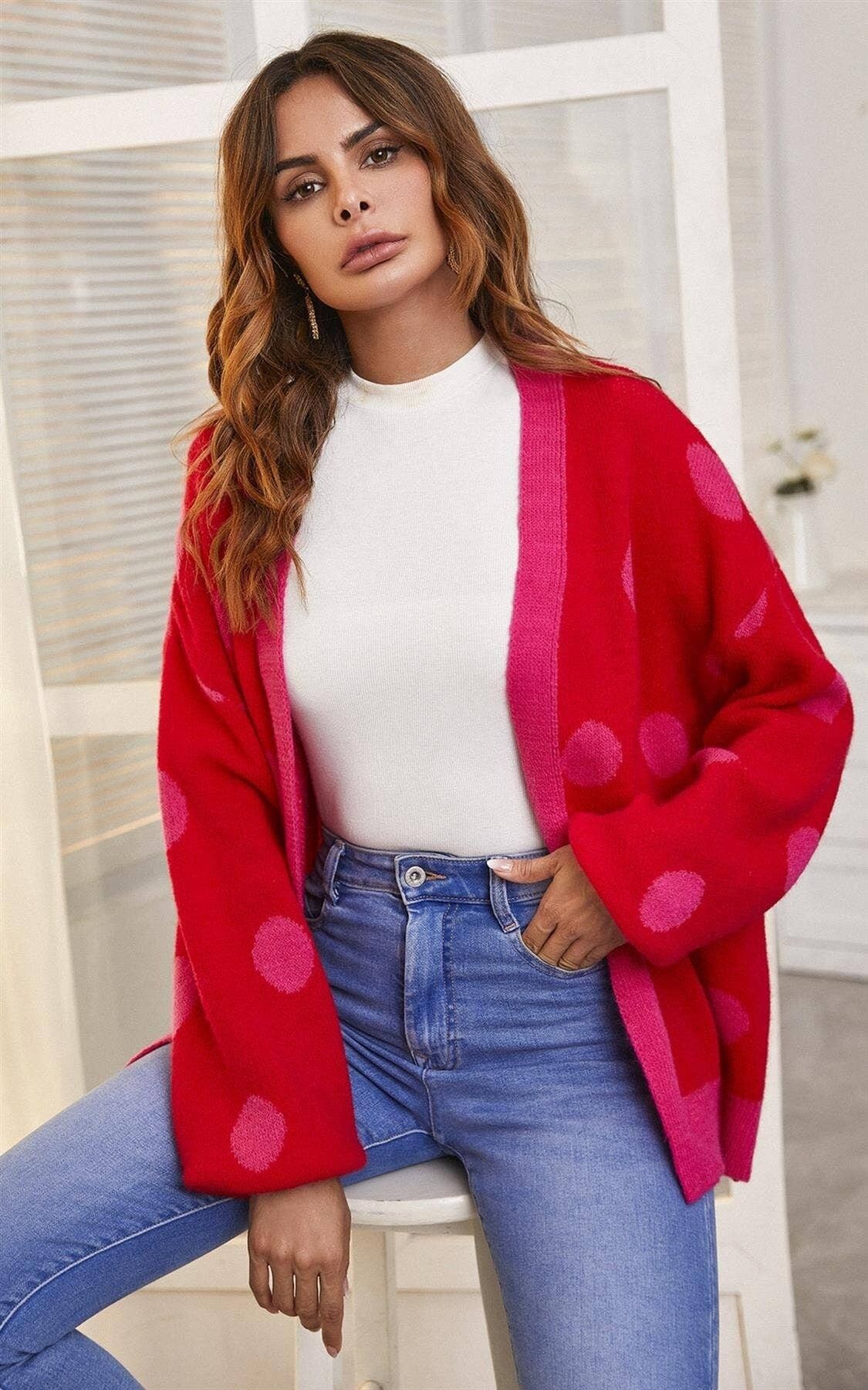 Elegante cardigan con motivo a pois rosa in rosso