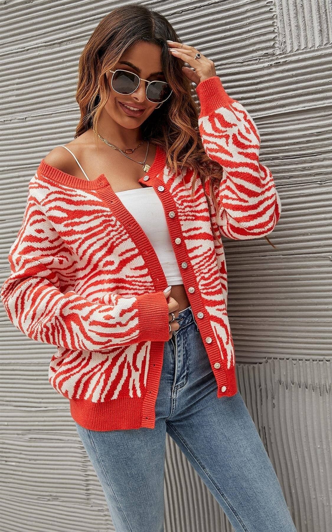 Elegante cardigan bianco con motivo animalier in rosso arancio