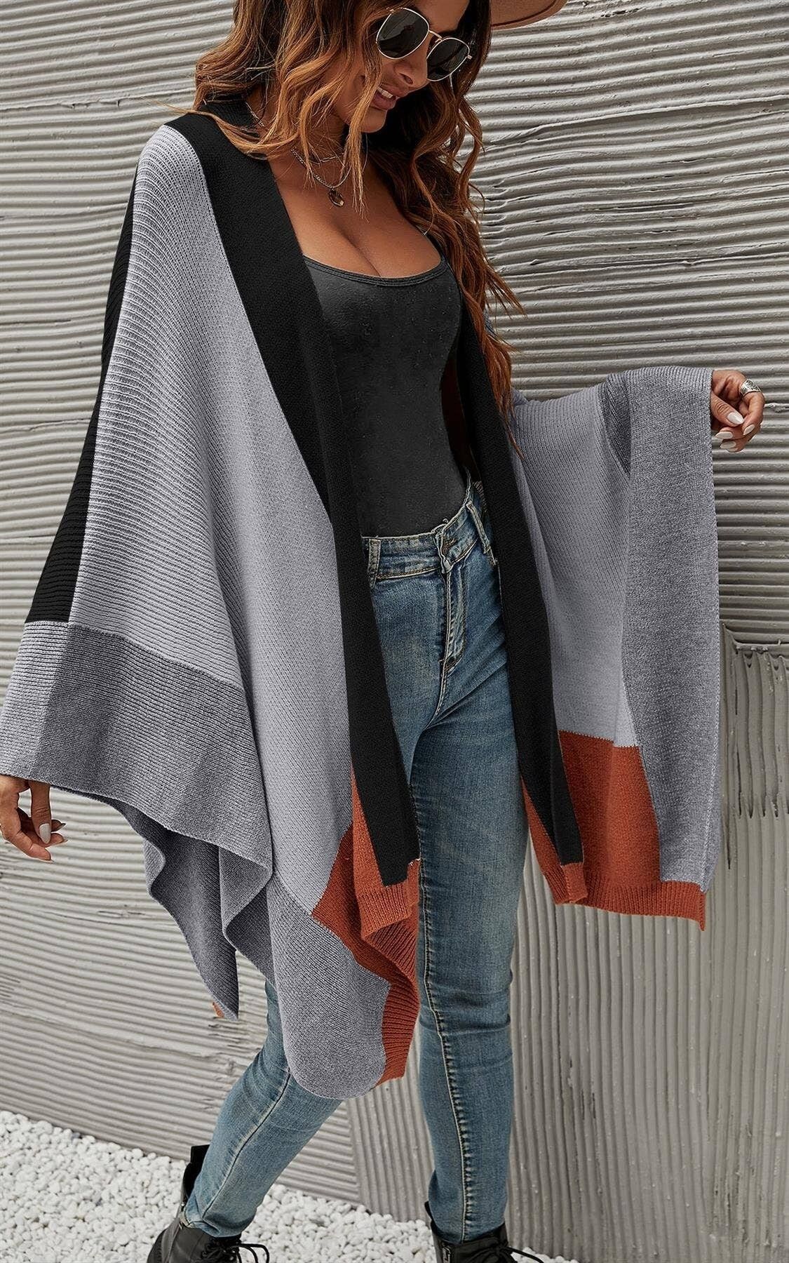 Cardigan lungo mantello a blocchi di colore grigio, cammello e nero