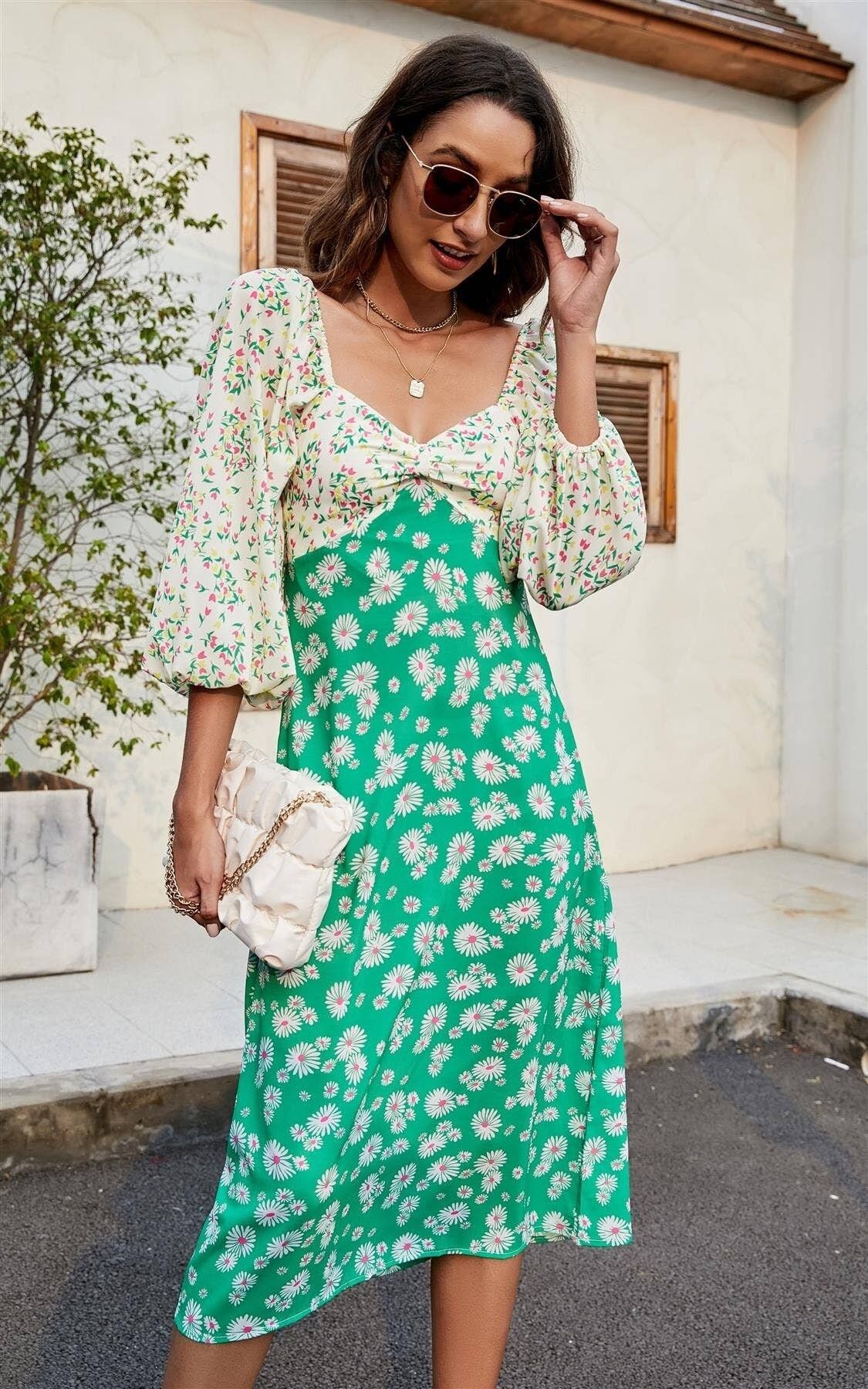 Abito midi con maniche a sbuffo e scollo a cuore floreale margherita in verde