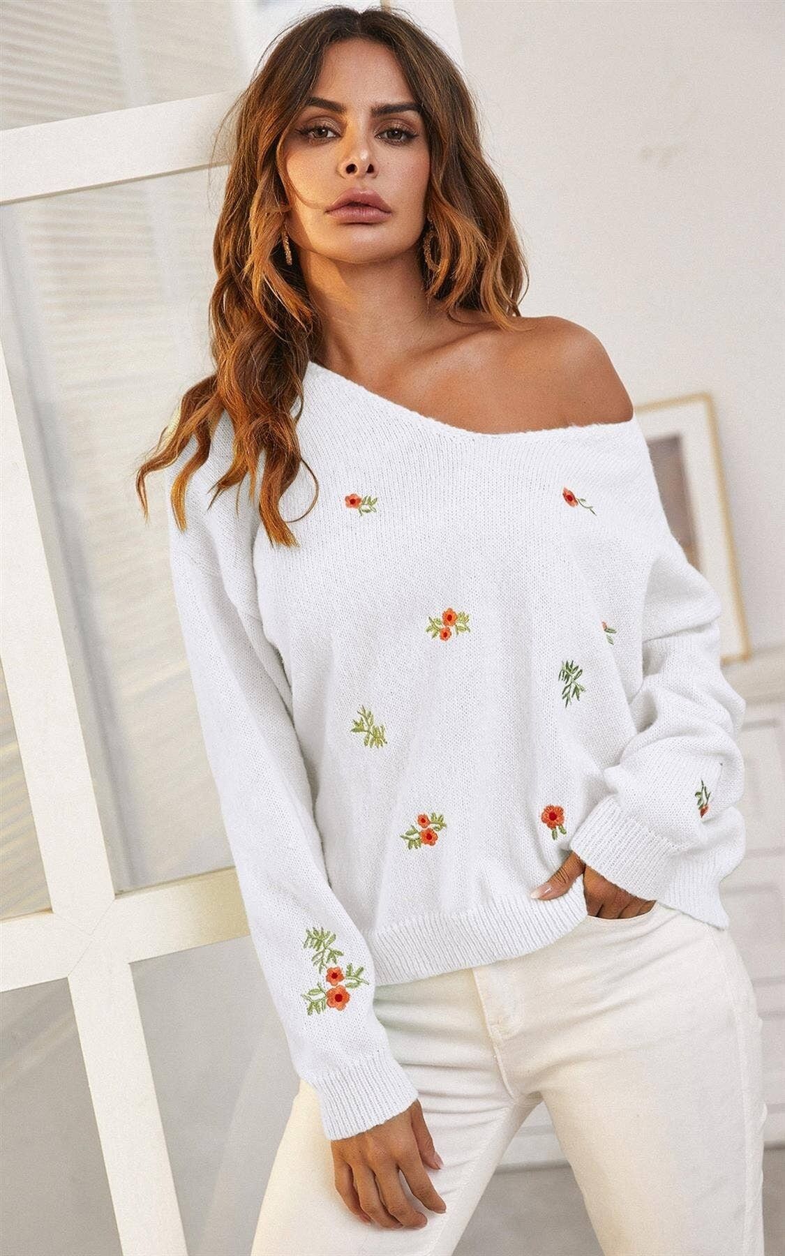 Pull à col en V et fleurs brodées en blanc