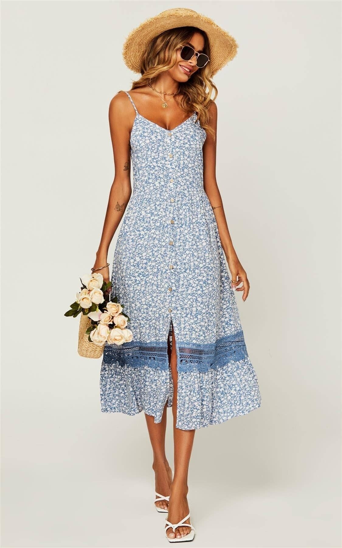 Abito midi con spalline a balze e bordi in pizzo con stampa floreale blu