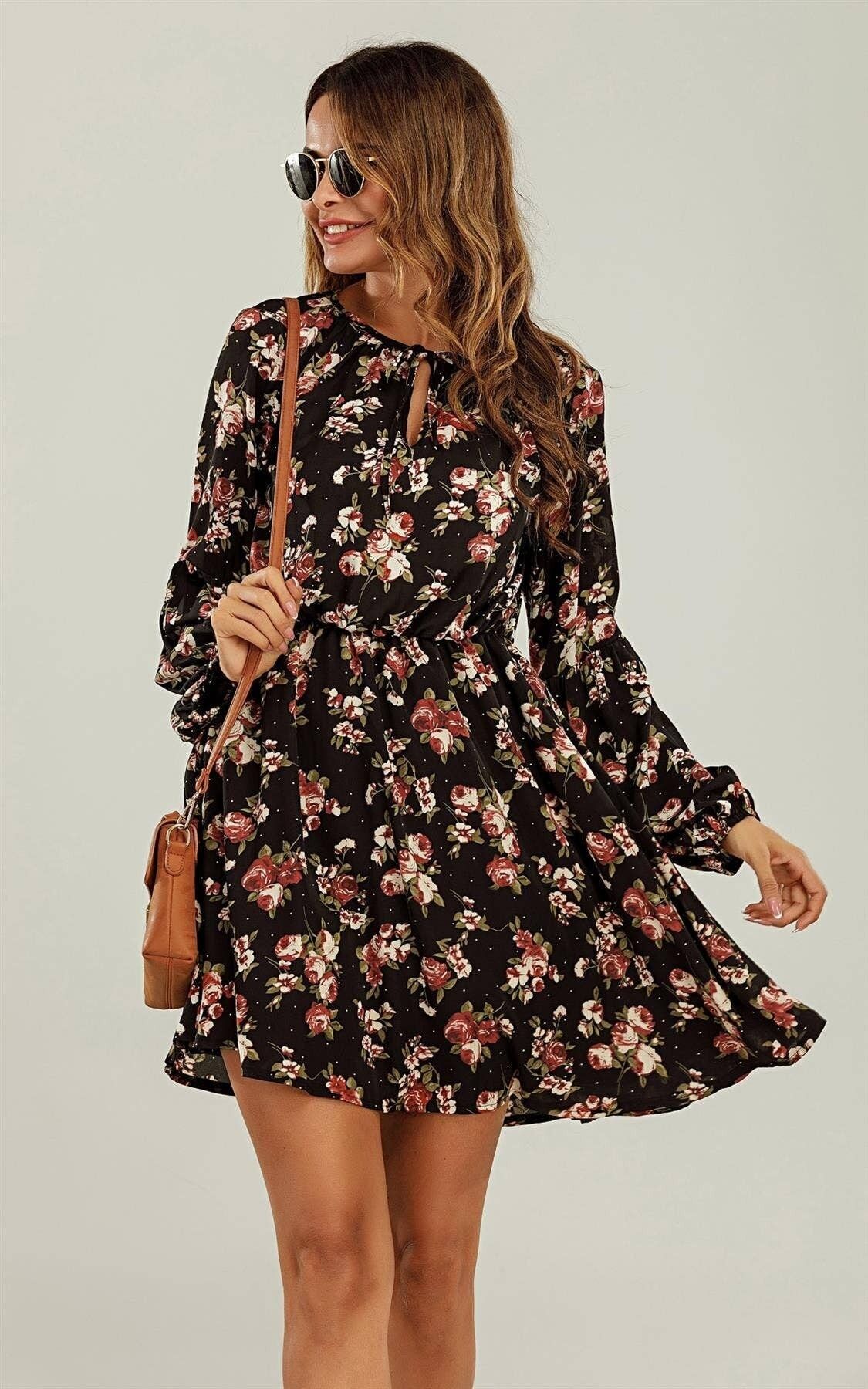 Abito a maniche lunghe a pois floreali in nero