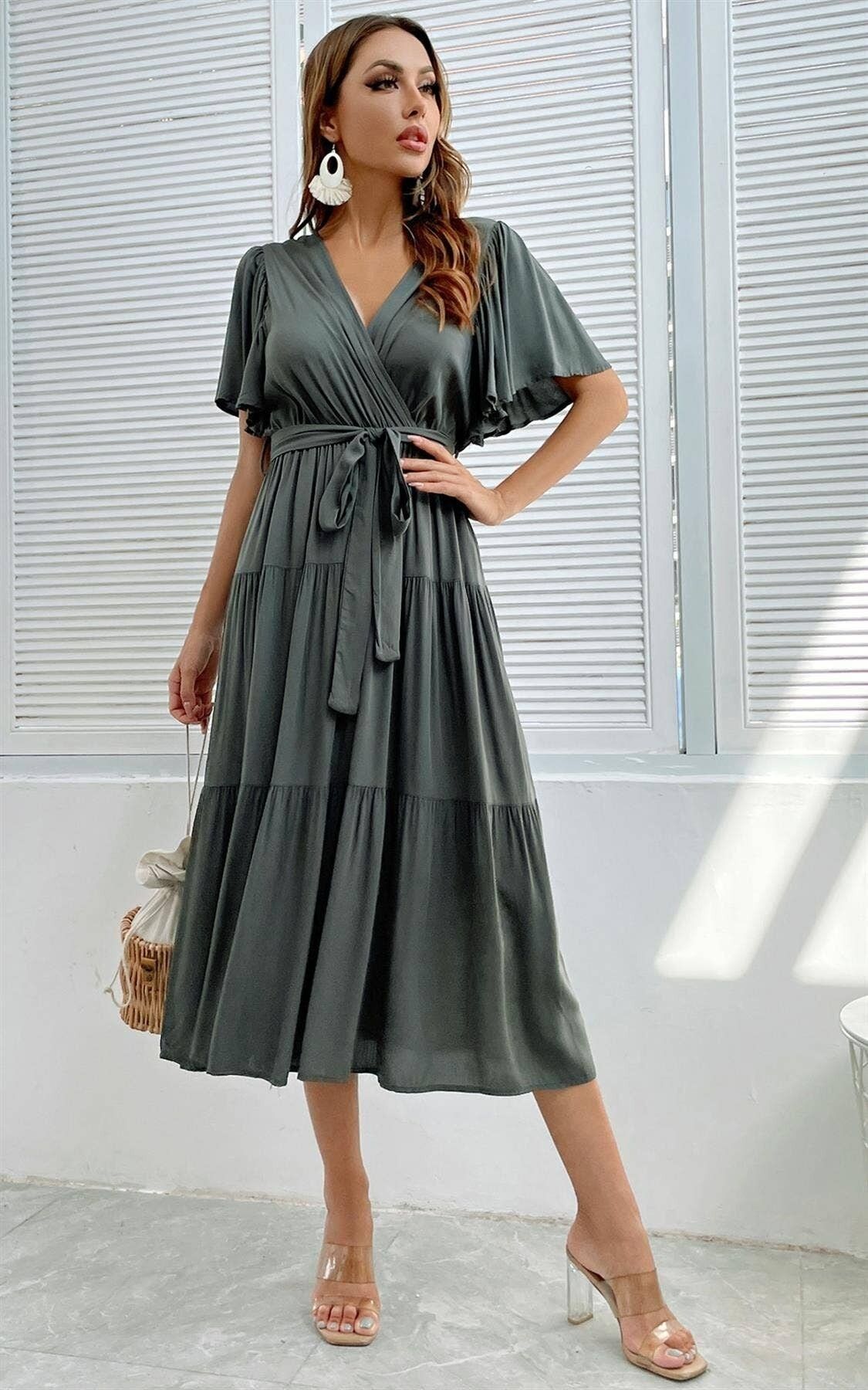 Midi-Wickelkleid mit Flatterärmeln in Khakigrün