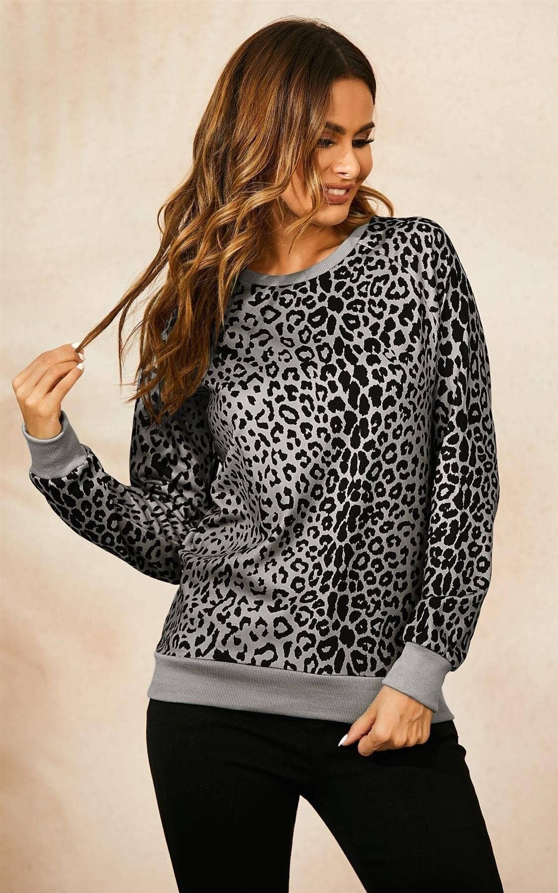 Top grigio con stampa animalier nera