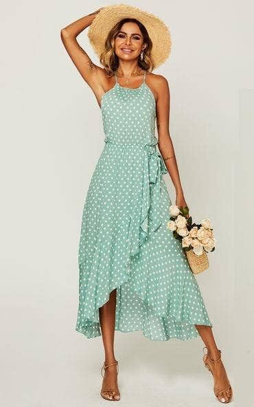 Abito con spalline al collo e allacciatura al collo con orlo arricciato in verde e bianco a pois