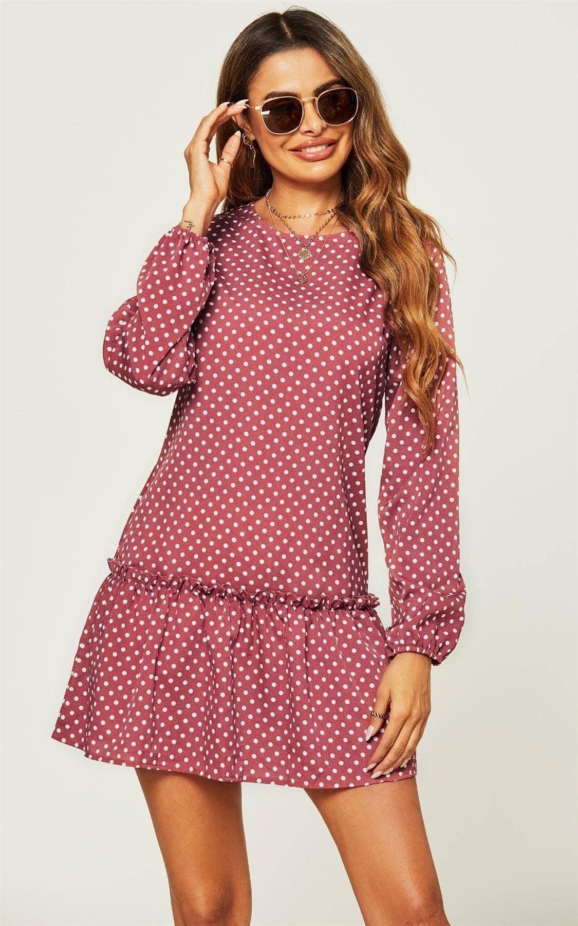 Abito grembiule con orlo arricciato e pois rosso ruggine