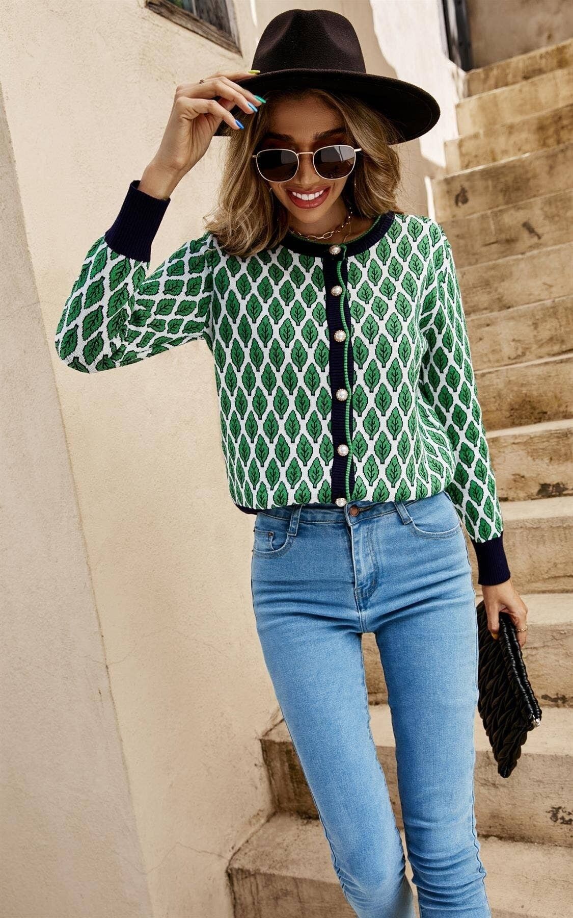 Polsini e orlo a coste blu navy con motivo a foglie in verde