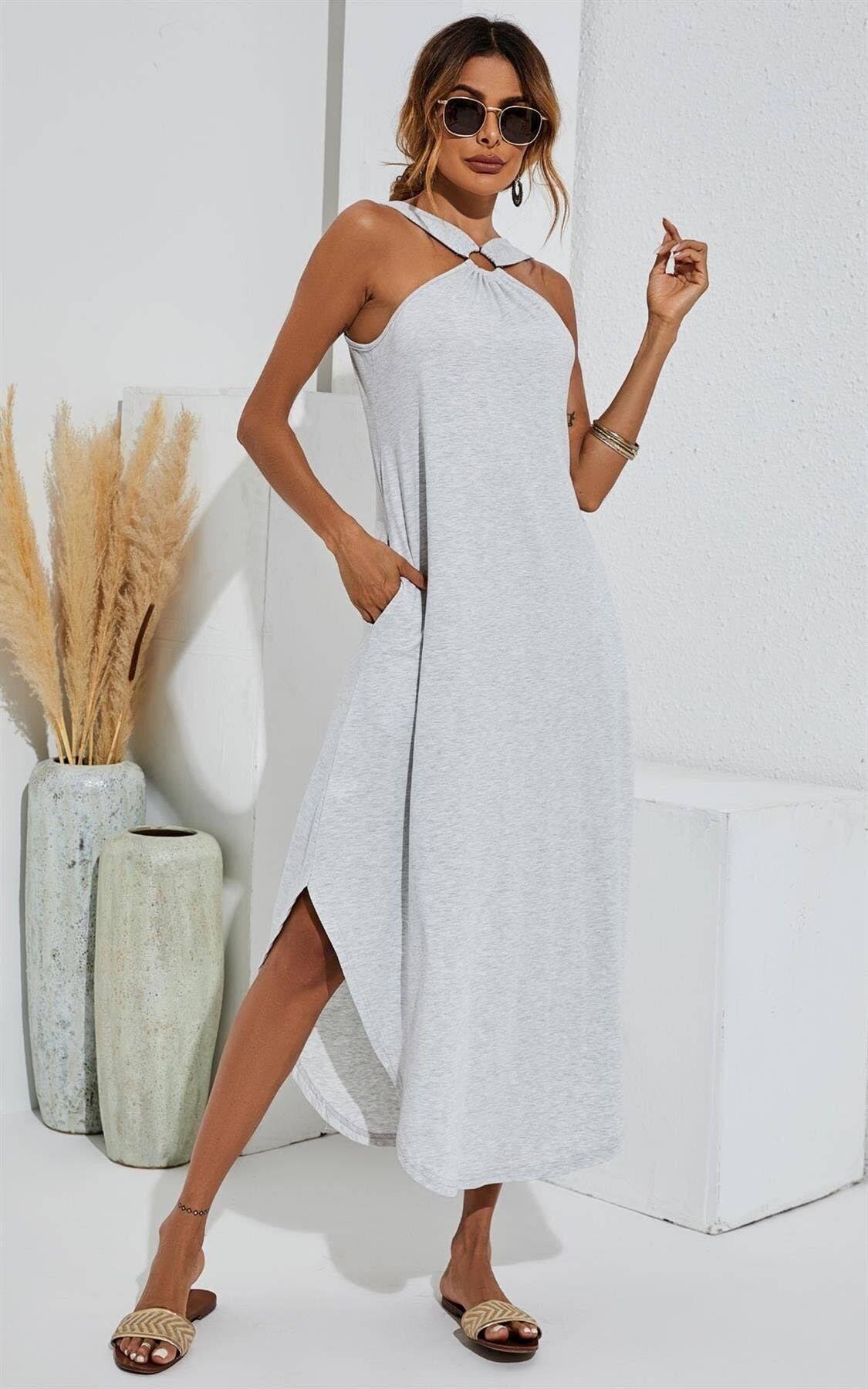 Abito longuette con scollo all'americana e orlo curvo in grigio