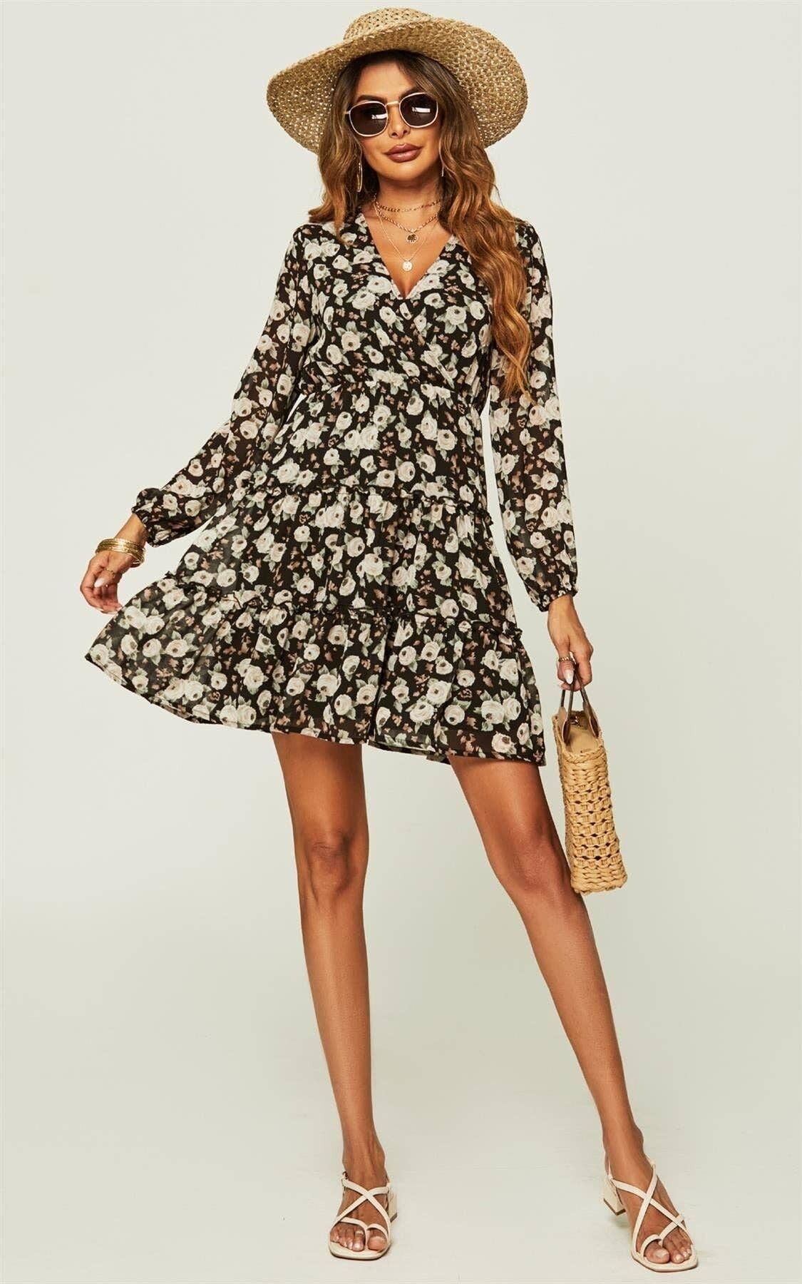 Langärmliges, florales Wickel-Minikleid in Schwarz