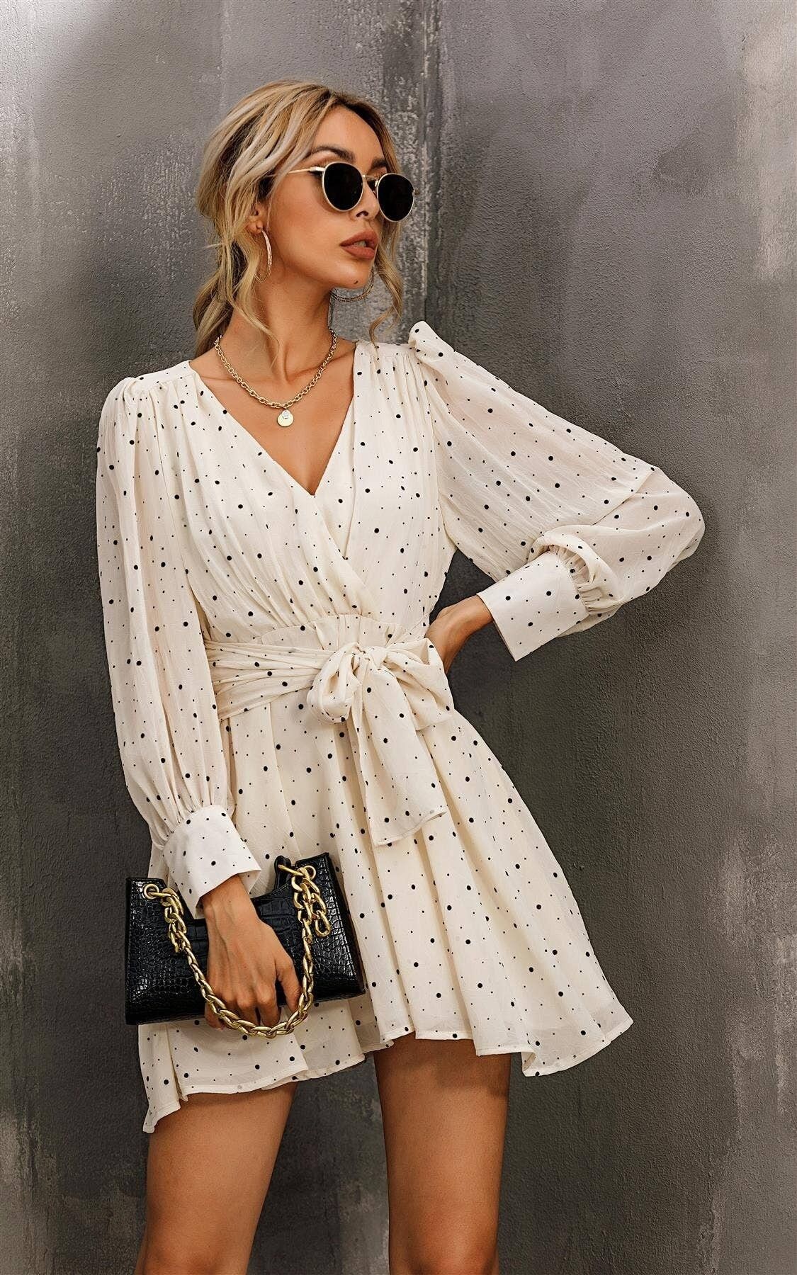 Mini abito a maniche lunghe color crema e puntino nero
