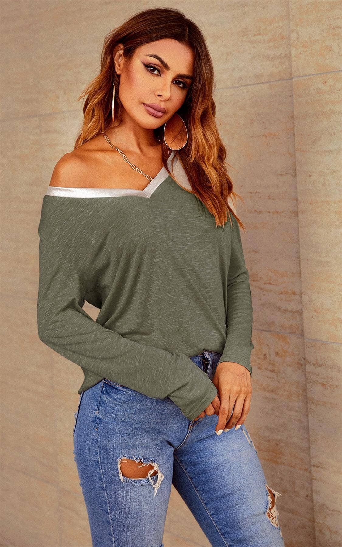 Top a maniche lunghe in stile semplice con finiture argentate in verde oliva