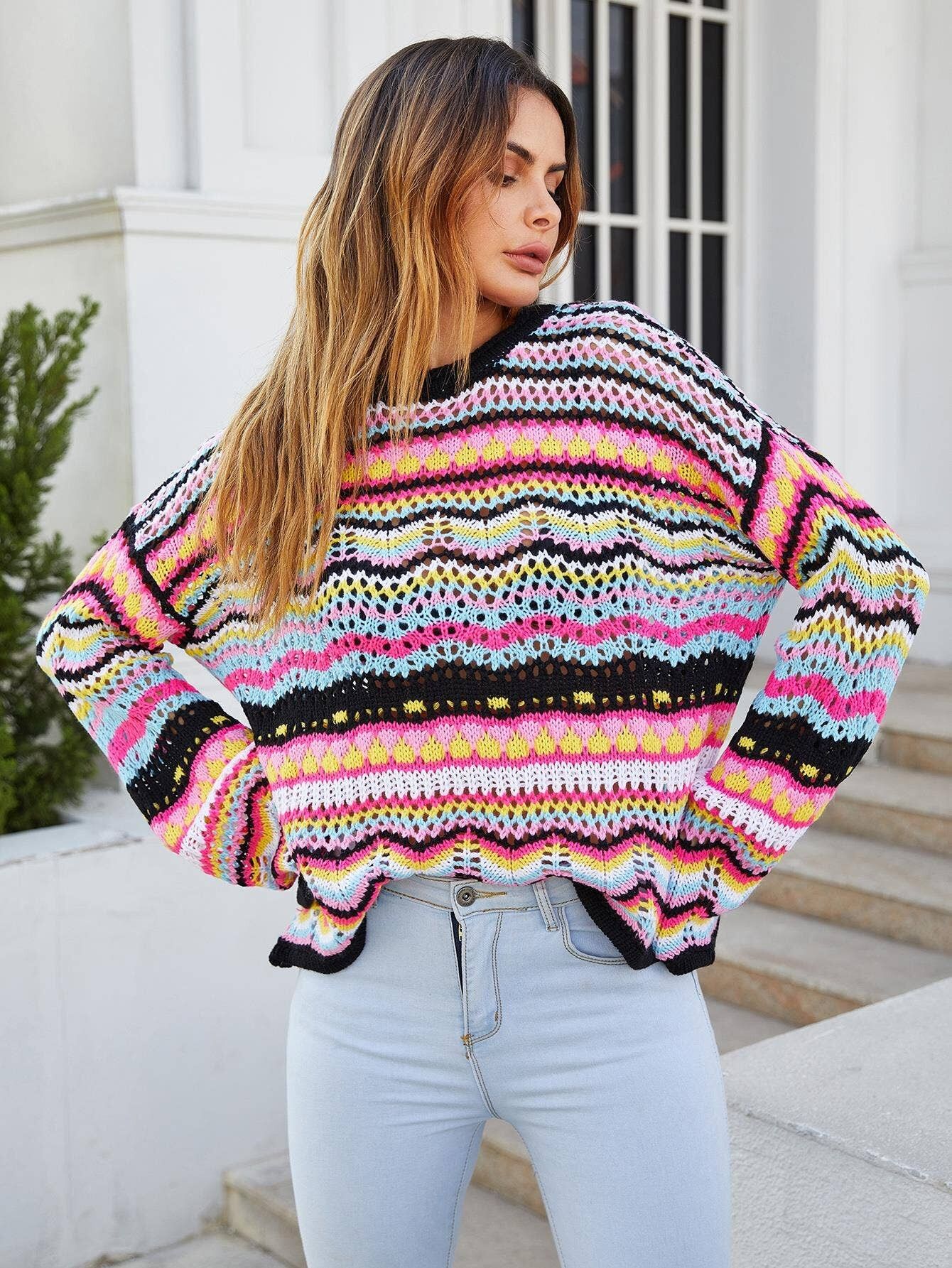 Maglione a righe multicolori in rosa e nero e blu e bianco