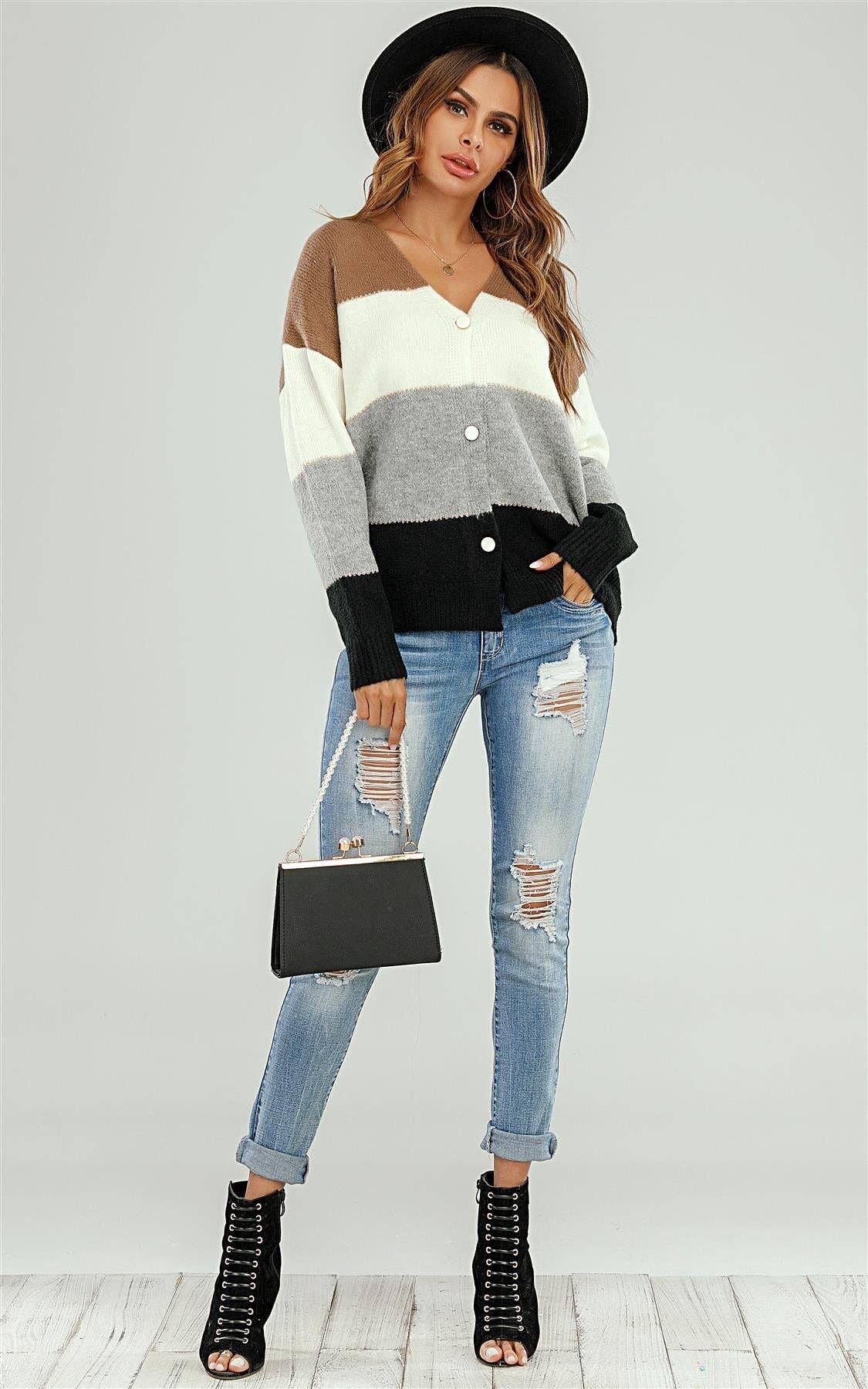 Cardigan oversize con bottoni a righe in nero e bianco, grigio e marrone