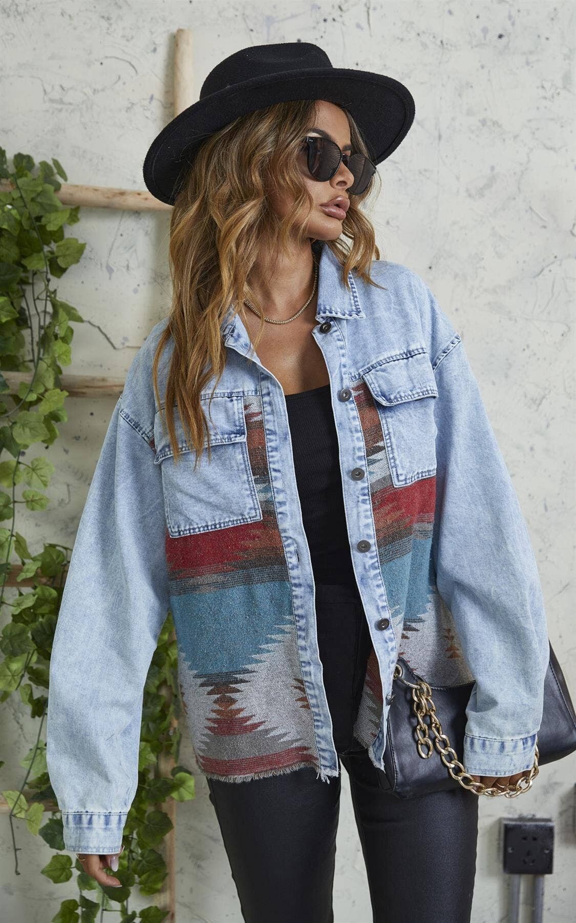 Giacca di jeans oversize con tasche con motivo geometrico e dettaglio in tasca. Giacca di jeans blu e vino