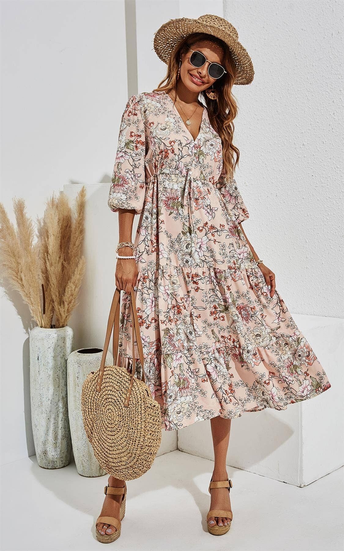 Rosa-weißes, gestuftes, langärmliges Kleid mit Flora-Print in Beige