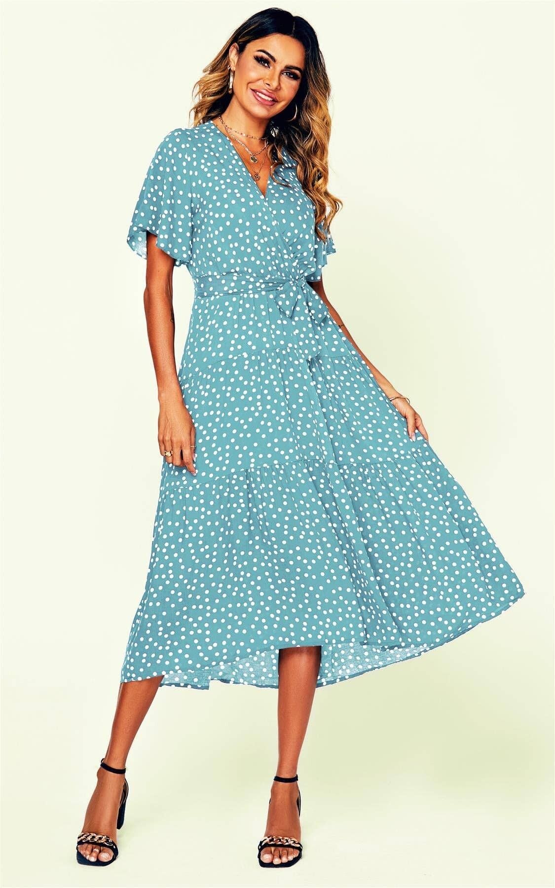 Abito avvolgente a strati con orlo a pois in blu