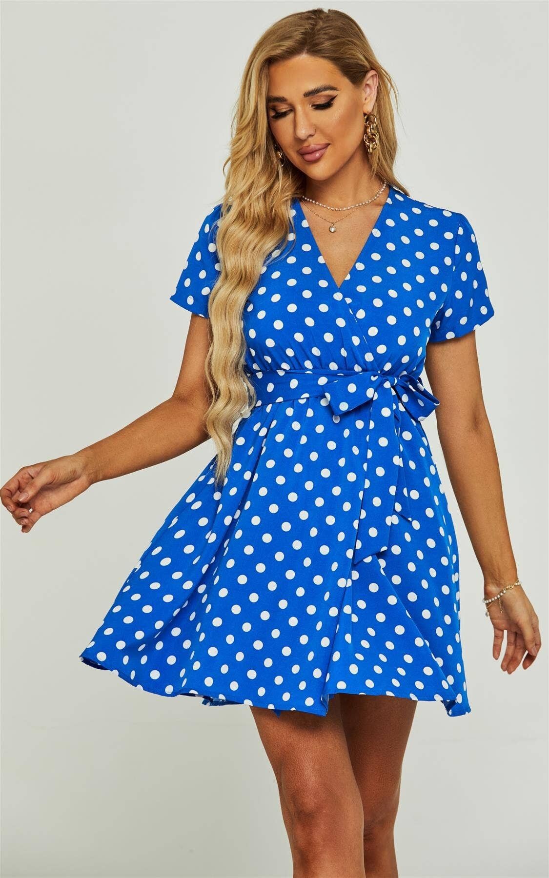 Abito a portafoglio a vita alta con stampa a pois in blu