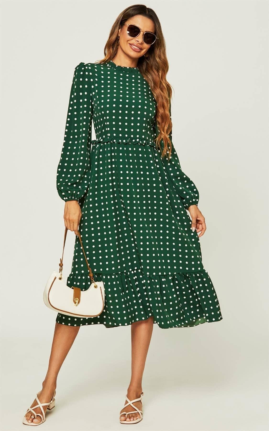 Robe mi-longue à pois et manches longues en vert