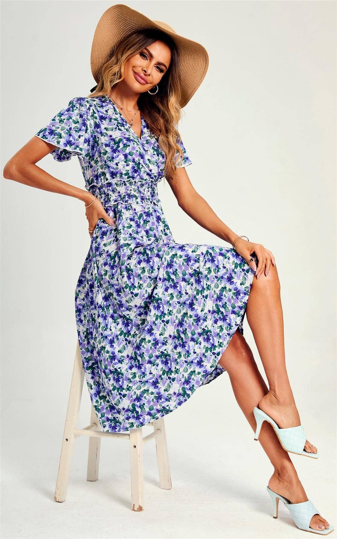Vestido midi estilo cruzado con estampado de flora violeta y verde en azul