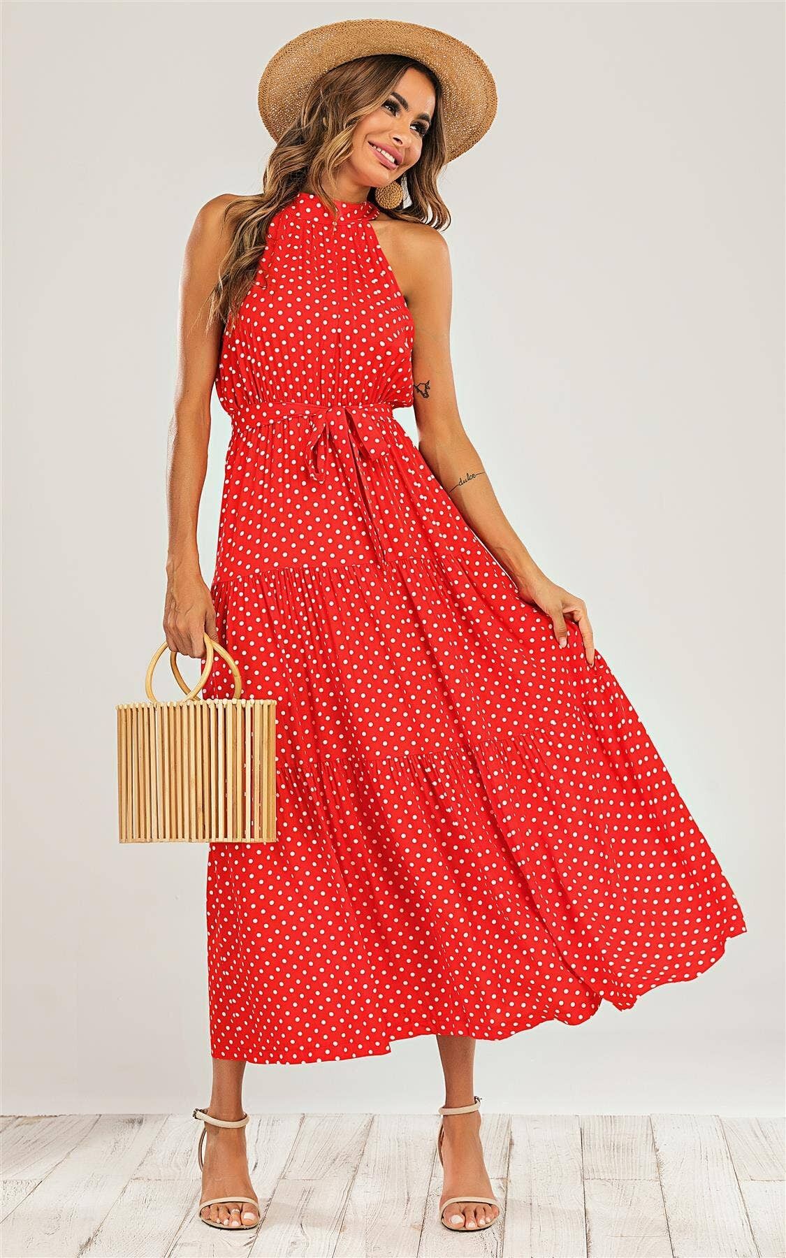 Robe mi-longue rouge à col licou et pois blancs