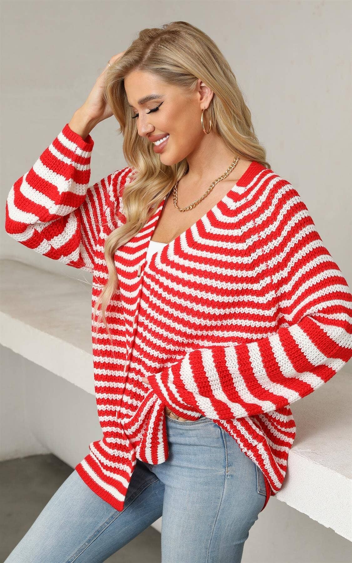 Top cardigan a righe rosse rilassato in bianco