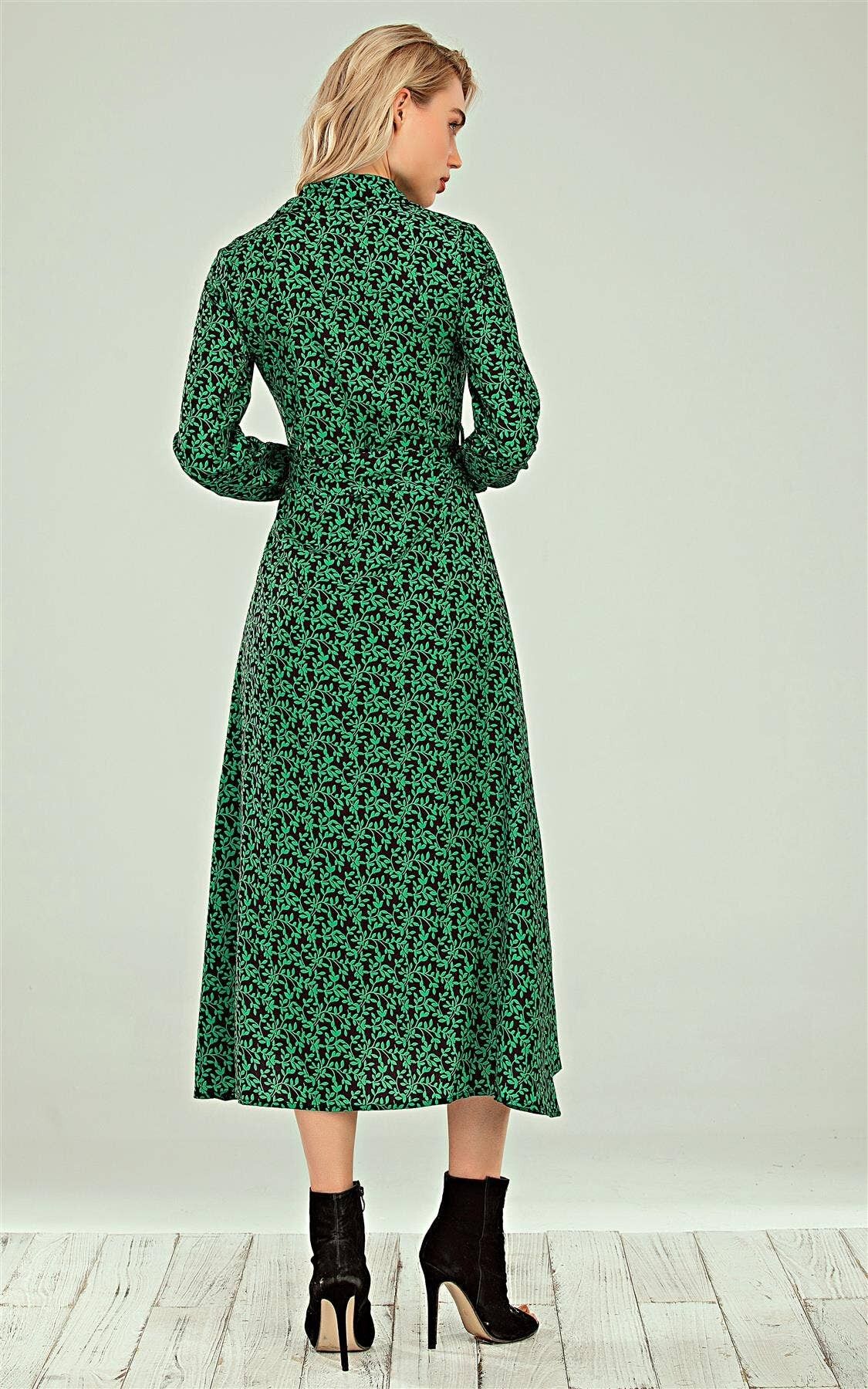 Vestido midi camisero con estampado de hojas verdes