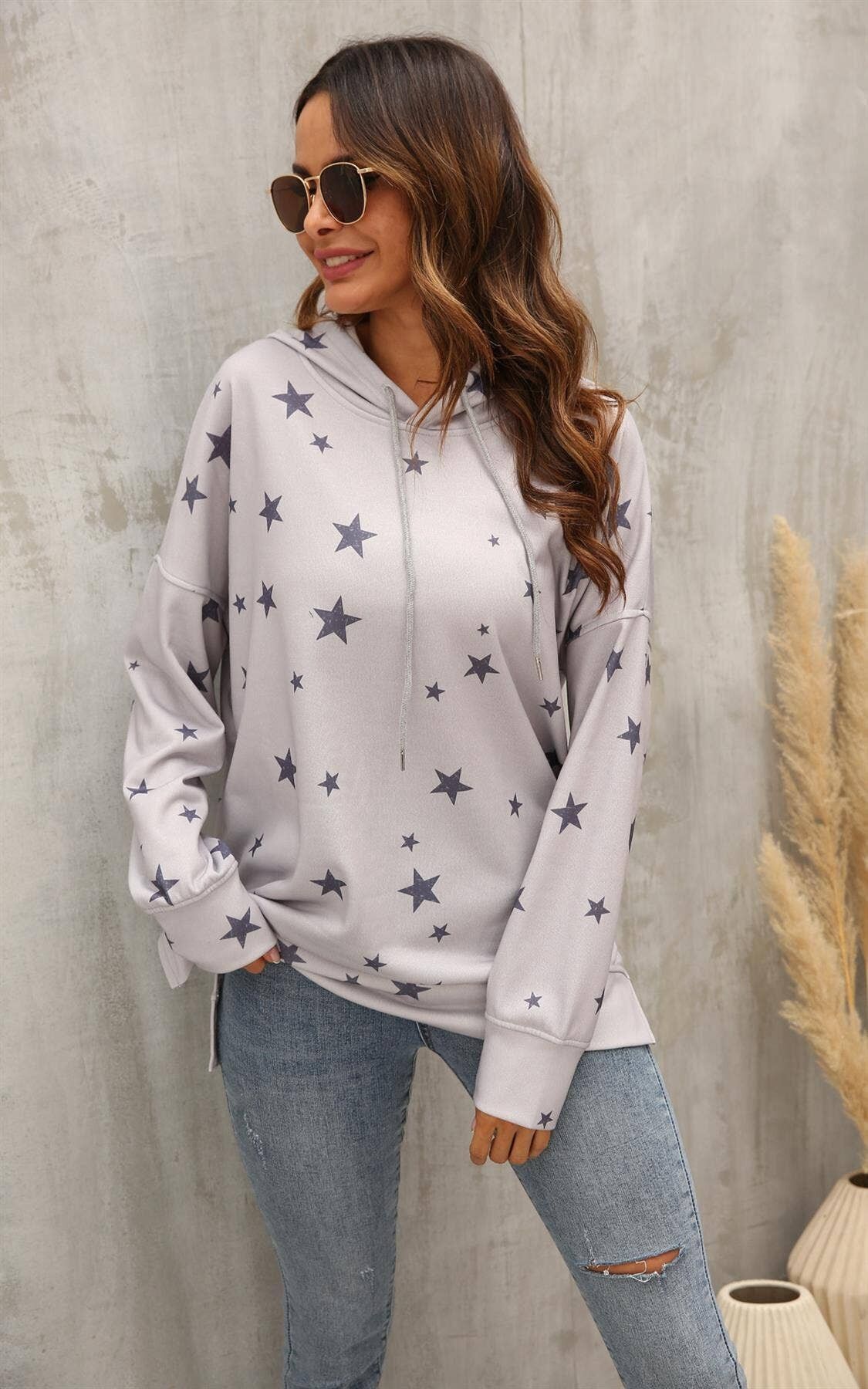 Felpa con cappuccio stampa stelle in grigio