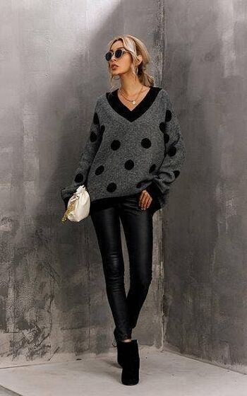 Pull à col en V et imprimé à pois gris anthracite et noir