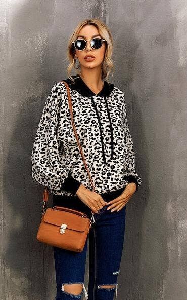 Pull à capuche et couverture en laine blanc avec imprimé léopard noir