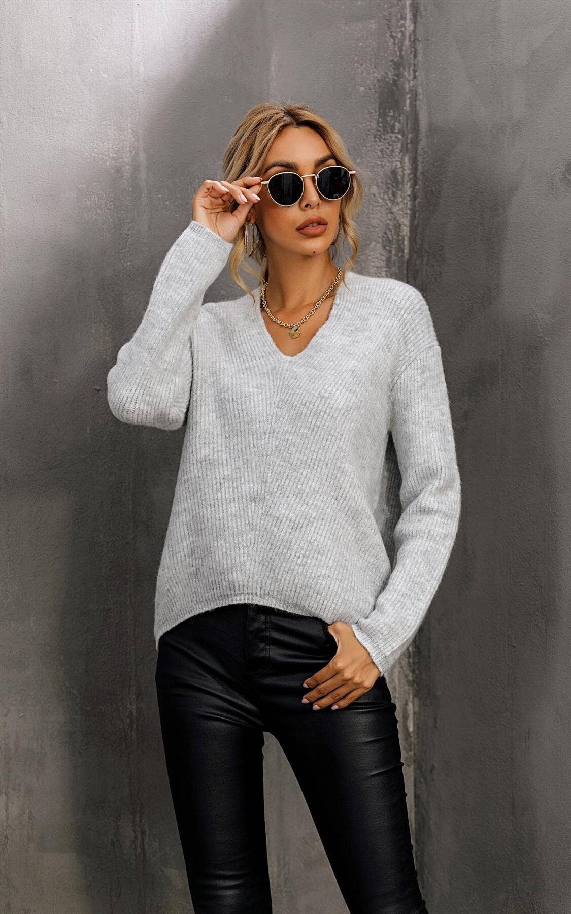 Top in maglia a coste basse con scollo a V in misto lana grigio