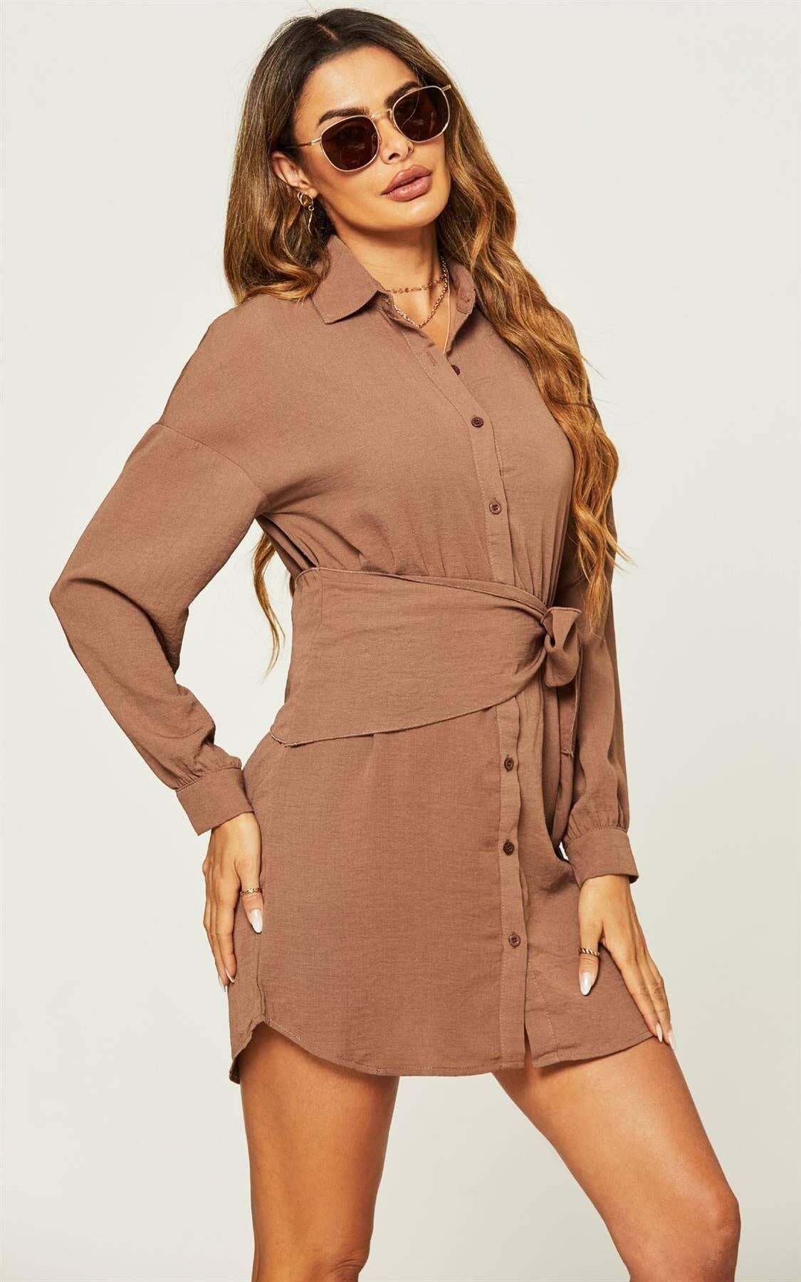 Mini abito chemisier a portafoglio con allacciatura sul davanti in marrone talpa
