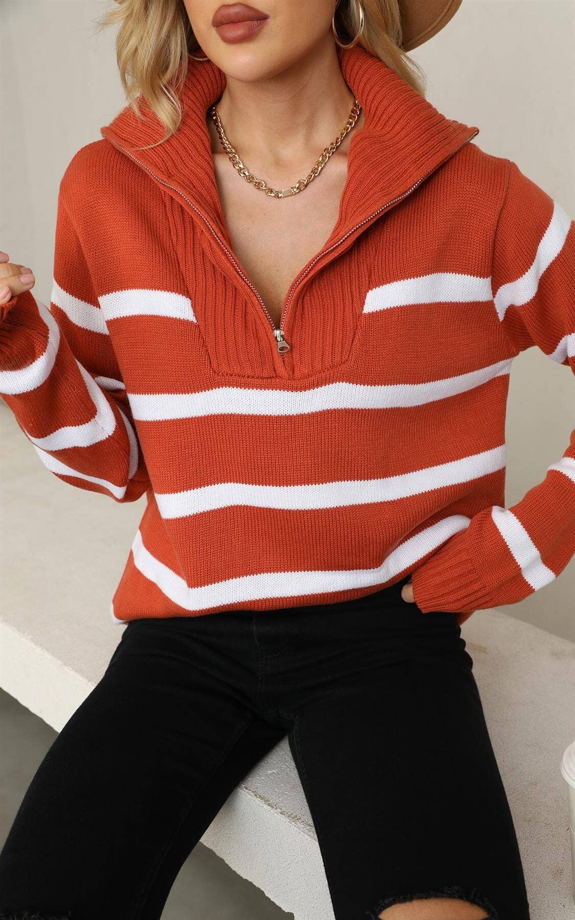 Comprimi! Top in jumer a righe bianche con collo alto in rosso ruggine